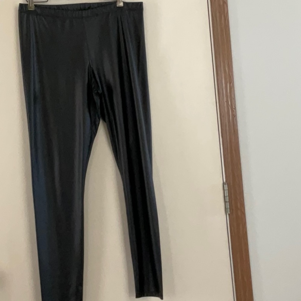 Guess faux leather skinny stretch pant with elastic waist.